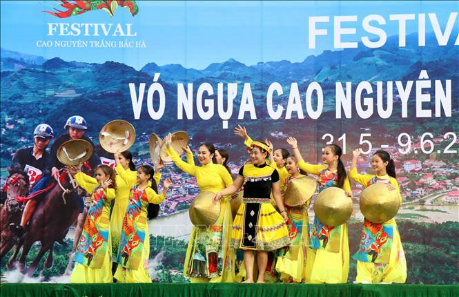 2019年北河白色高原马蹄节开幕式的文艺表演。越通社记者 国庆 摄