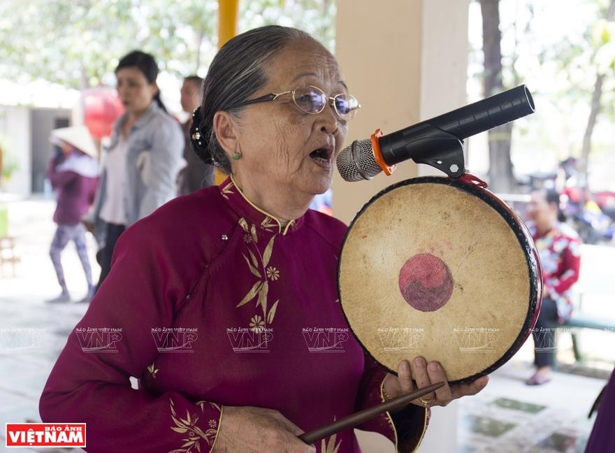 高年人一边打鼓一边为娘娘献上供品。越南画报记者 通海 摄
