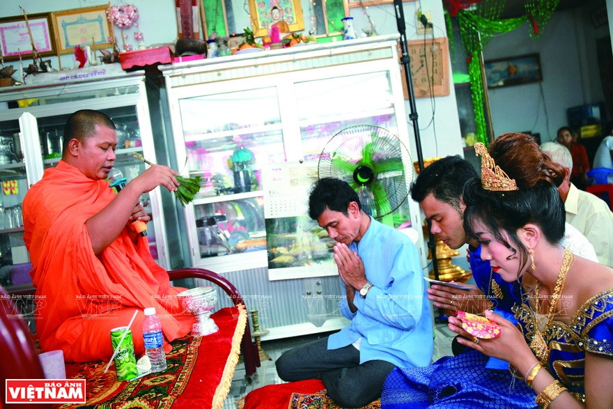 新帅暹寺和尚向石里根夫妇祝福。越南画报记者 通海 摄