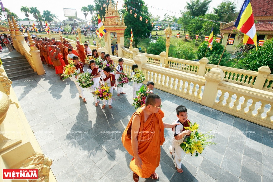 高棉人参加僧衣节（还称供衣节-Kathina）。越南画报记者越强摄