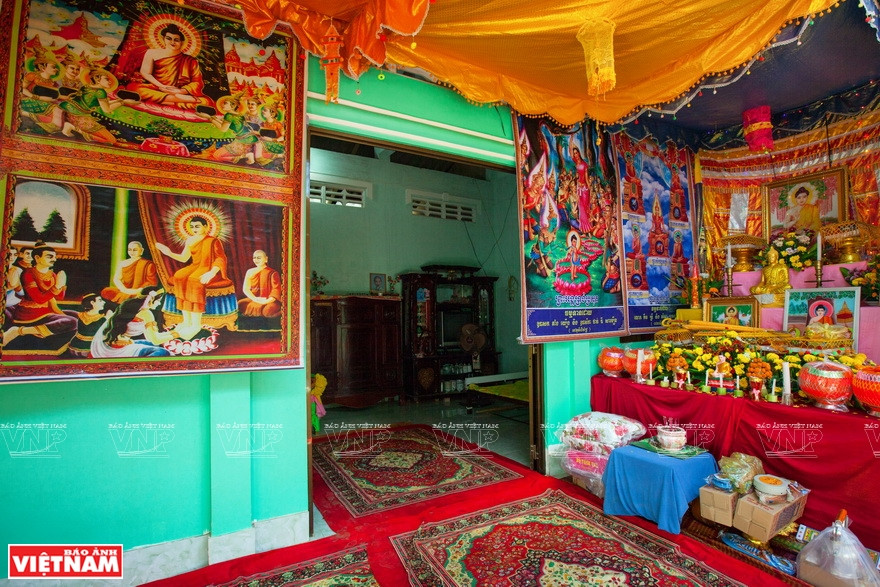 高棉人传统新年装饰的佛坛。越南画报记者 阮伦 摄