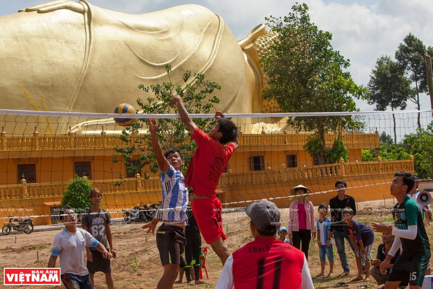 节庆庙会期间，高棉人喜欢打排球、拔河等民间游戏。图/本报资料