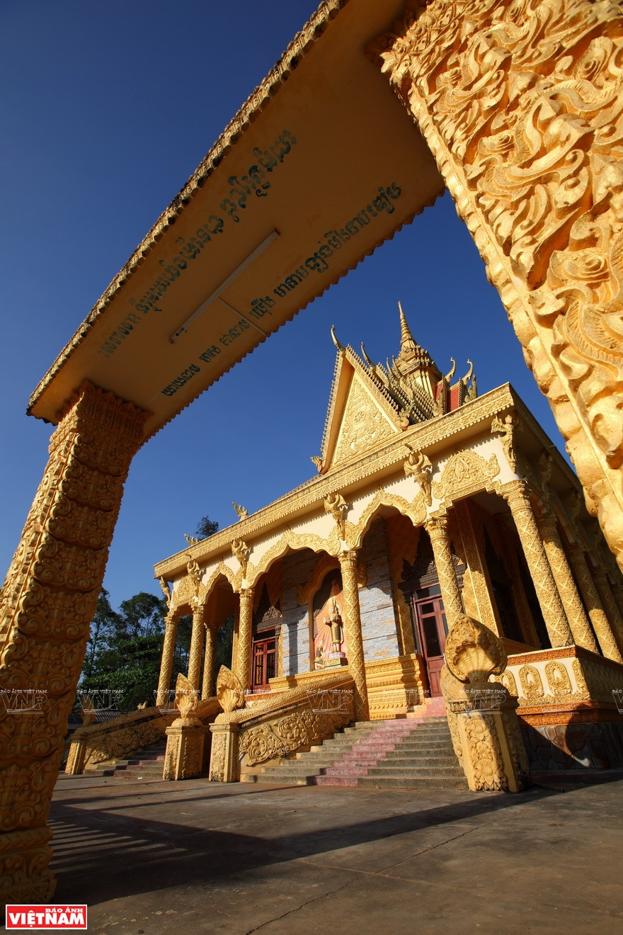 新帅暹寺的建筑风格带有浓郁南部寺庙色彩。越南画报记者阮伦摄