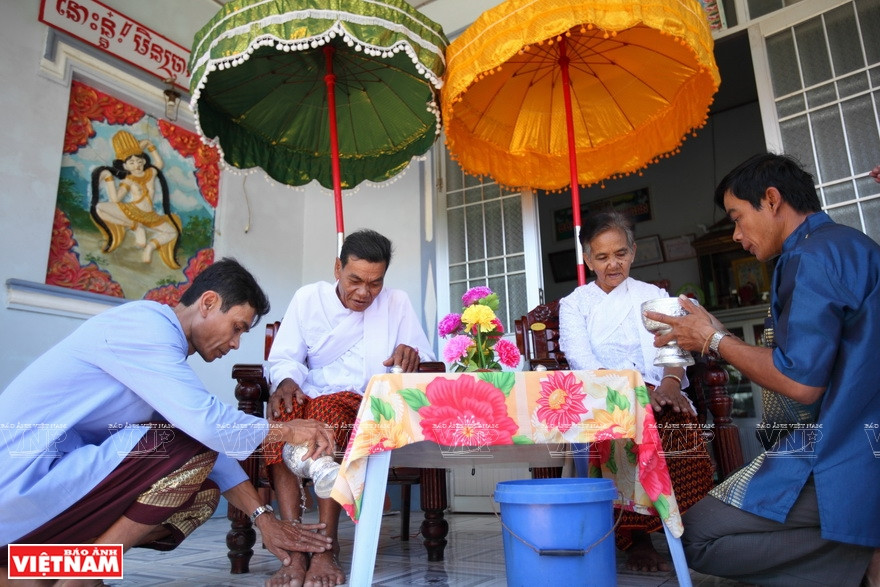 石里根家人上寺取回香水为祖父母和父母洗脚以示孝心。越南画报记者 阮伦 摄