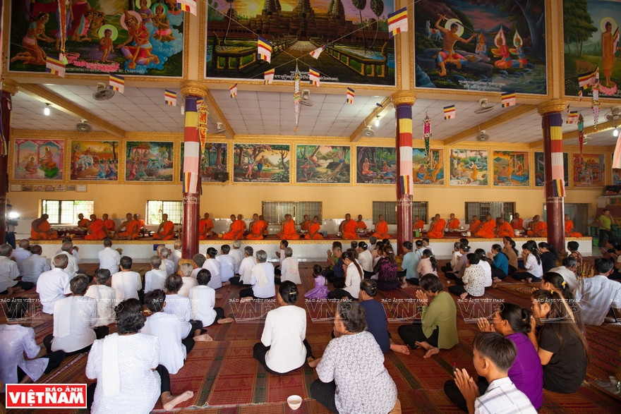 高棉同胞上寺听僧侣讲佛法。图/本报资料