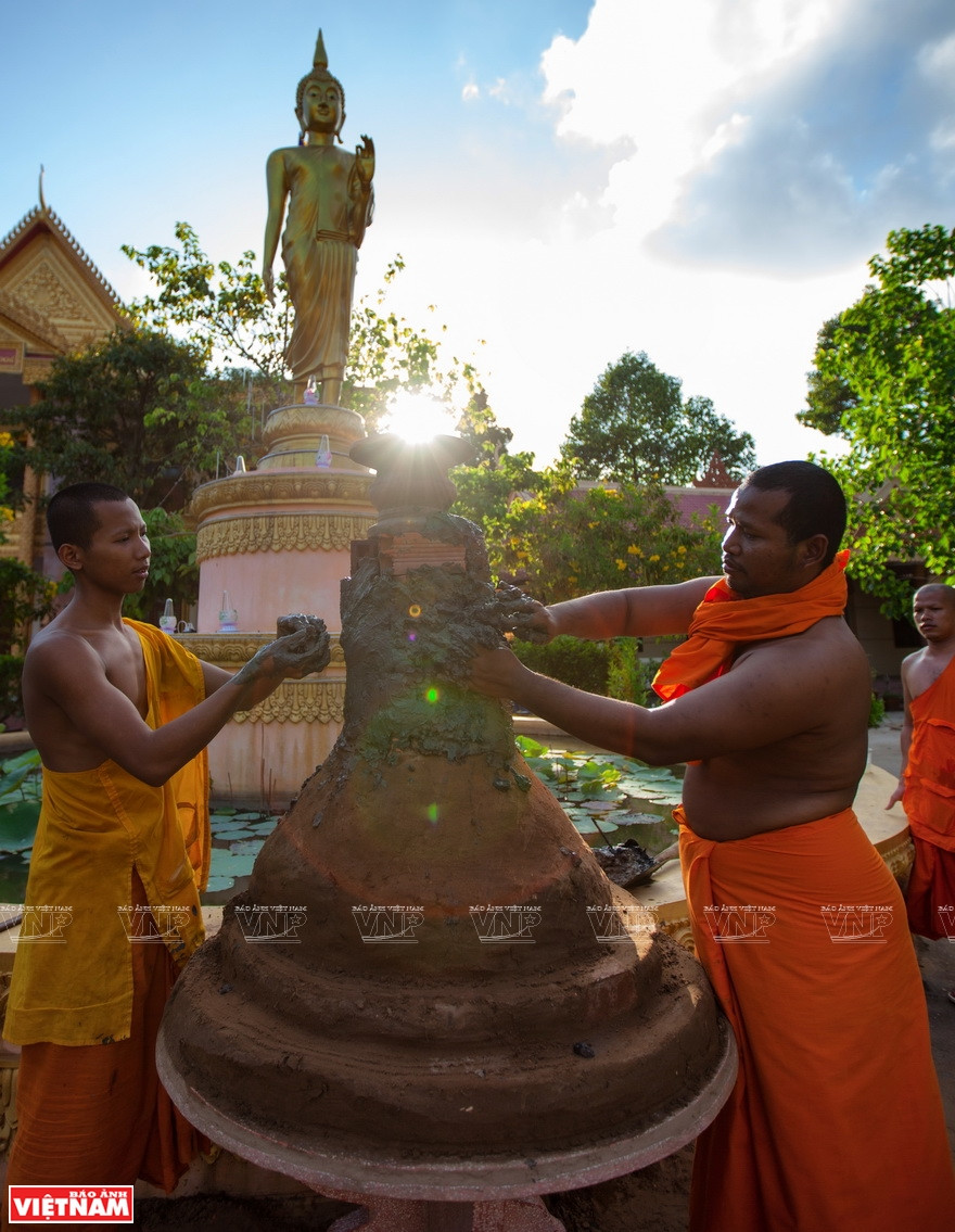 僧侣们用黏土培堆炷香台。越南画报记者阮伦摄