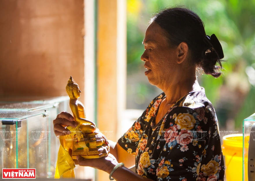 高棉人清洁佛像。越南画报记者 阮伦 摄