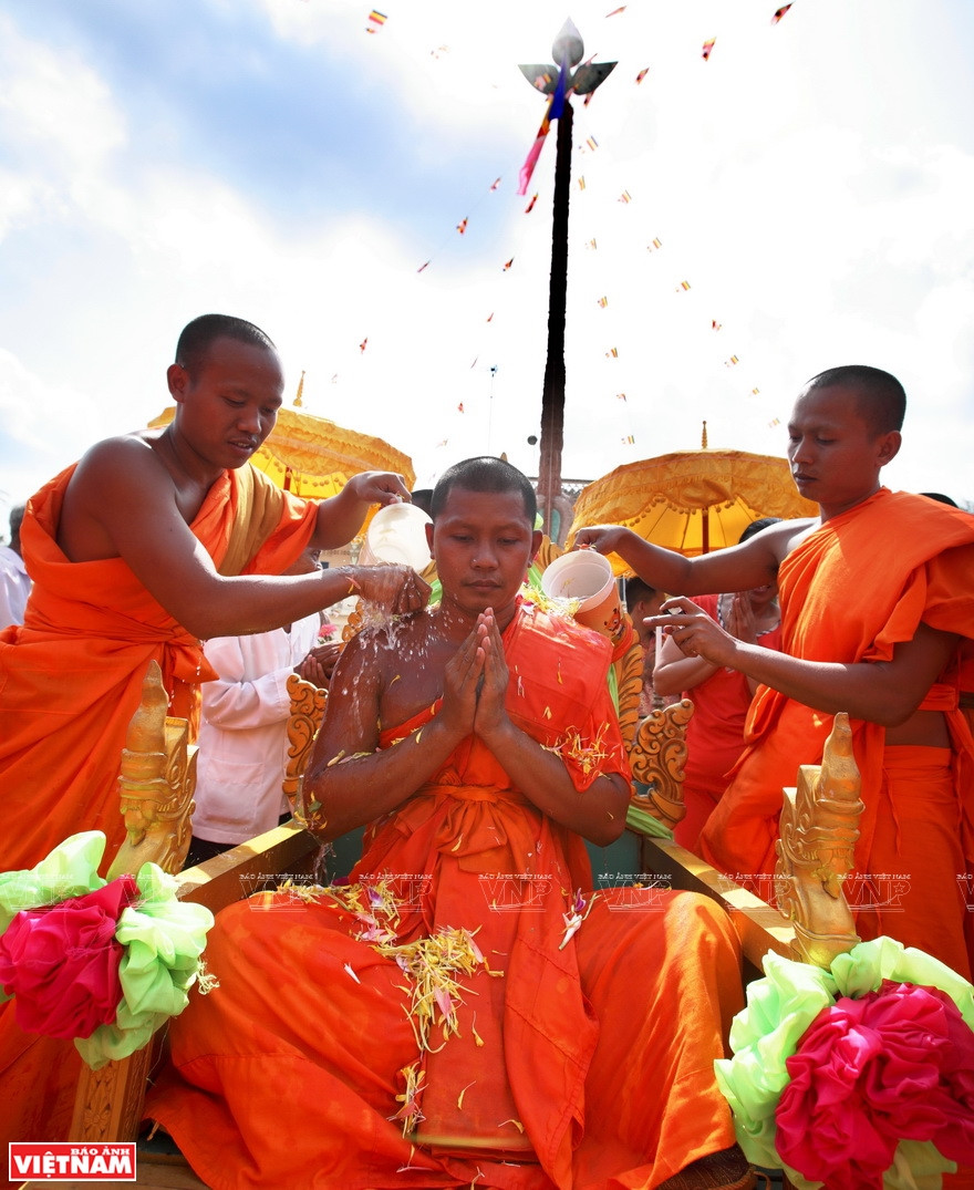 新年节高棉人上寺给高僧沐浴。越南画报记者阮伦摄