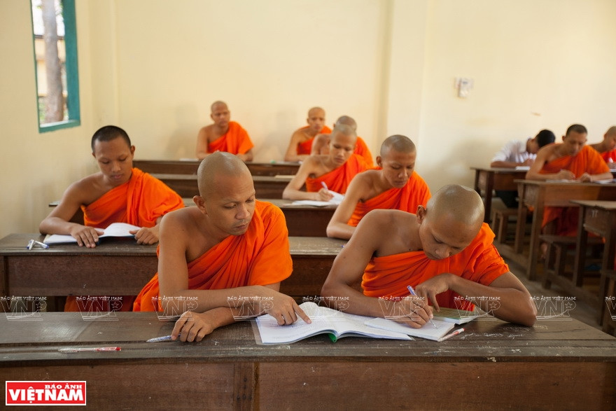 僧徒们在茶荣省甘榜寺学高棉语。越南画报记者 阮伦 摄