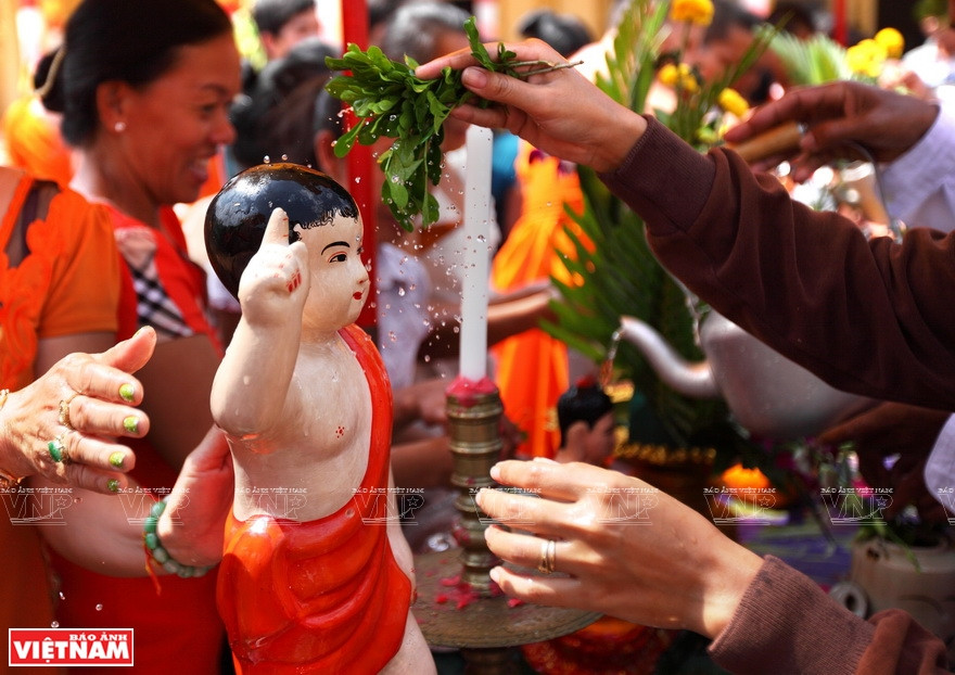 高棉人在新年的浴佛礼。越南画报记者阮伦摄