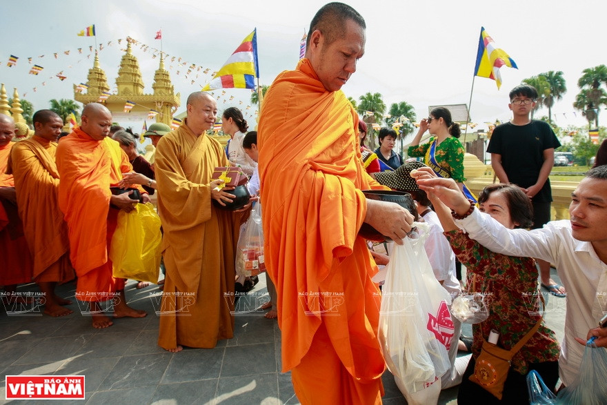 僧侣们在新年节接受布施。本报记者阮伦摄
