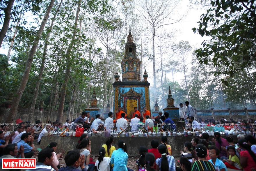 高棉人同僧侣举行超度仪式。越南画报记者阮伦摄