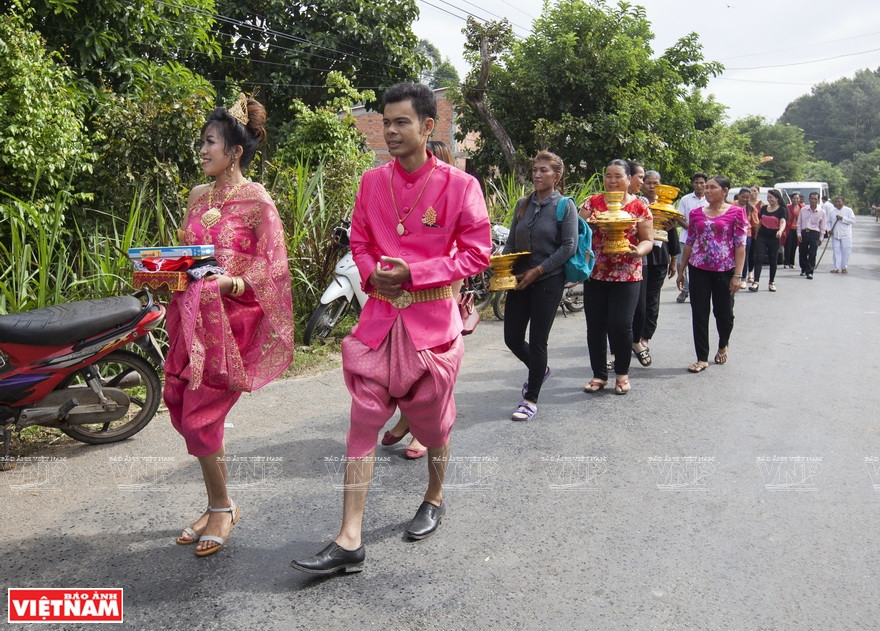 石里根新郎的迎亲队伍在迎亲路上。越南画报记者 通海 摄