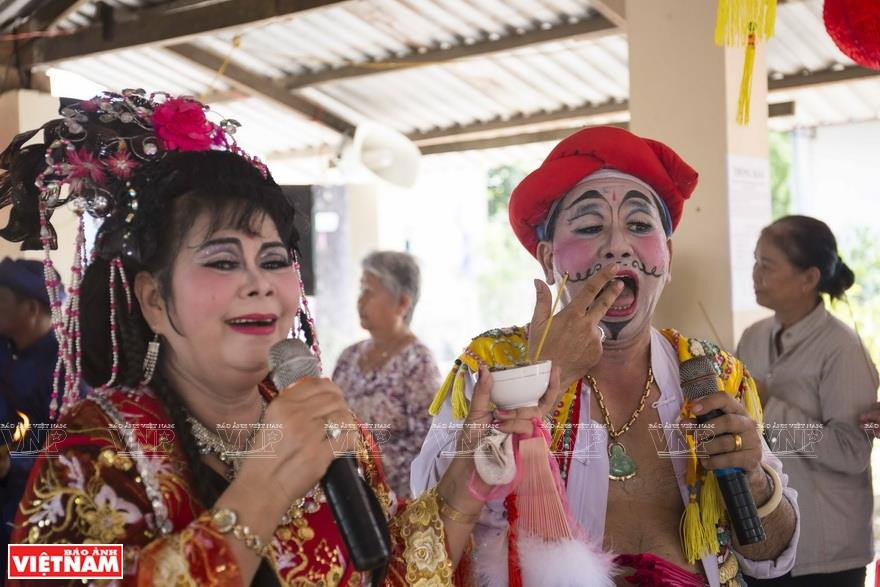 表演唱地娘调。越南画报记者 通海 摄