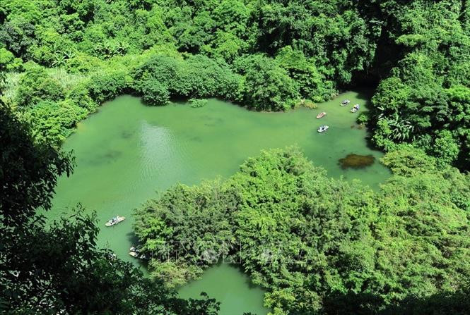长安名胜群风景迷人，具有极高的人文价值，是目前世界上唯一基本保持原貌并加以继承和发扬的兼具文化价值和自然价值的名胜区。图自越通社