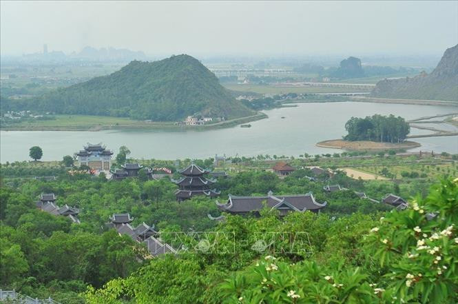 长安名胜群位于宁平省地界，在红河三角洲南部，包括三个主要保存区域：华炉古都国家级特别遗迹区、长安-三谷-碧洞名胜特别国家遗迹区以及华炉特用林区。图自越通社