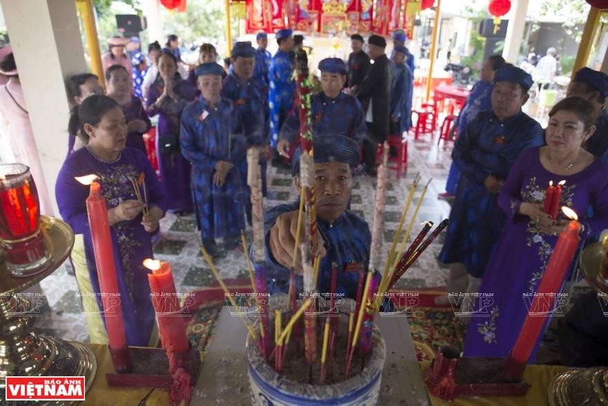 高年人烧香拜佛。越南画报记者 通海 摄