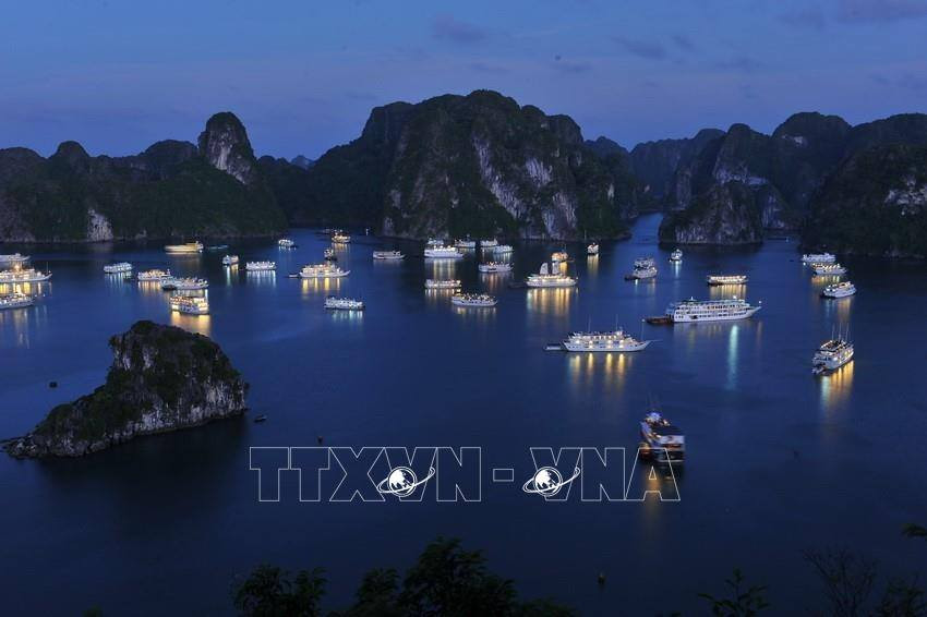 下龙湾夜景。图自越通社