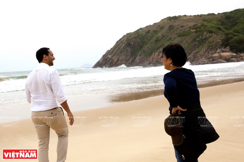 众多国内外游客赴富安省南滩生态旅游景区旅游。图自越通社