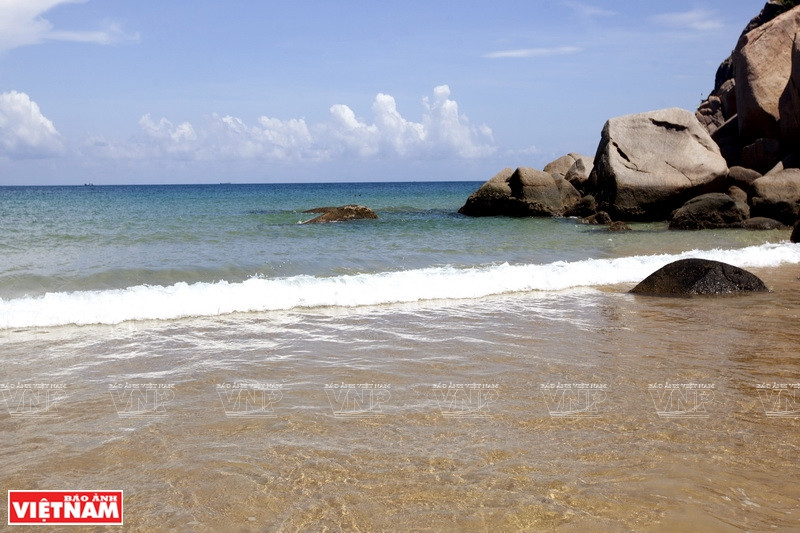 南滩以宁静长白沙滩和清澈碧蓝的海水常吸引游客驻足游玩