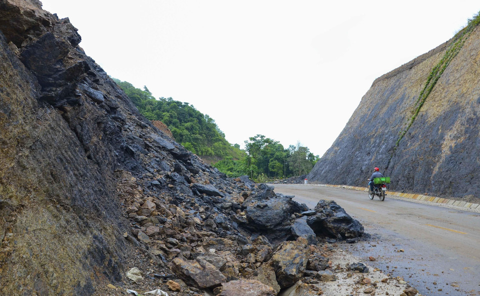 连接奠边省与莱州省的12号公路出现山体滑坡现象。图自越通社