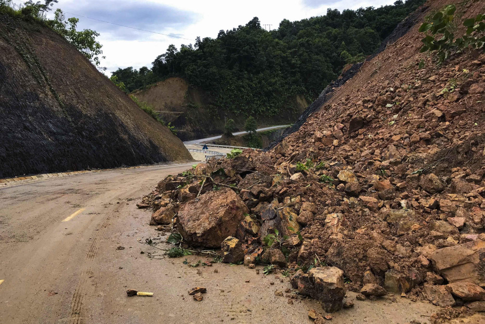 连接奠边省与莱州省的12号公路出现山体滑坡现象。图自越通社