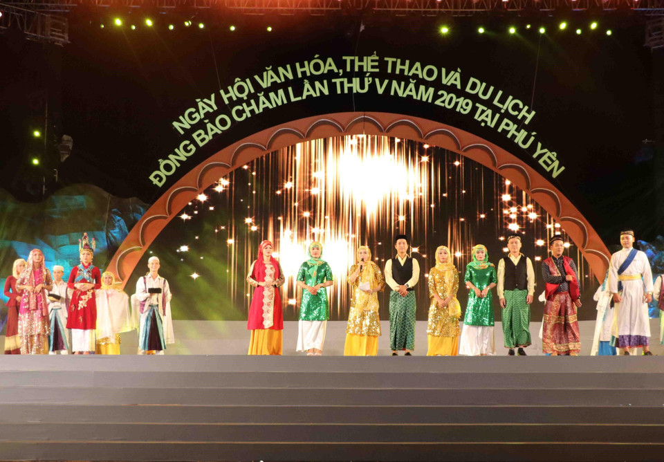 2019年第五届富安省占族同胞文化体育旅游节开幕式上的民族服装秀。越通社记者 范强 摄