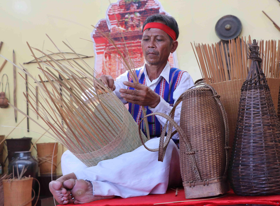 占族同胞编织工艺展示。越通社记者 范强 摄
