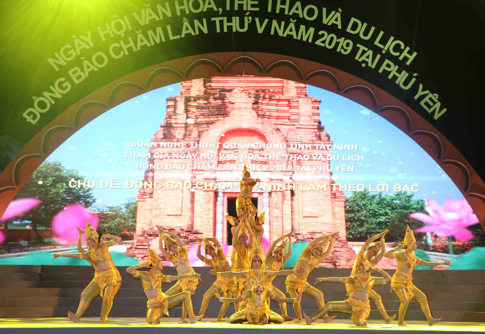 2019年第五届富安省占族同胞文化体育旅游节开幕式上的文艺演出。越通社记者 范强 摄