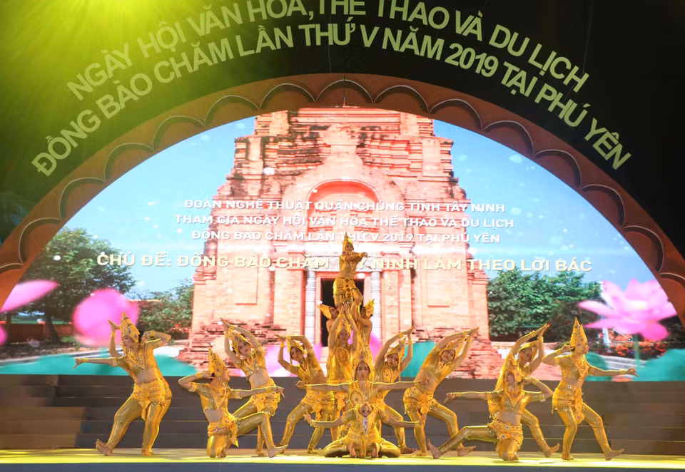 2019年第五届富安省占族同胞文化体育旅游节开幕式上的文艺演出。越通社记者 范强 摄 