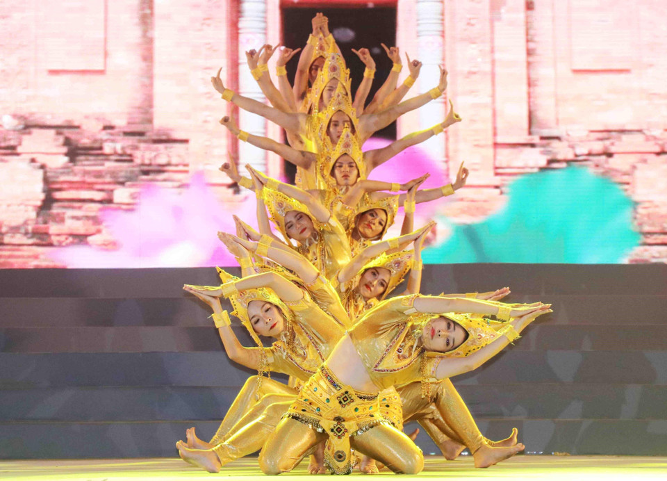 开幕式上的文艺表演。越通社记者 范强 摄