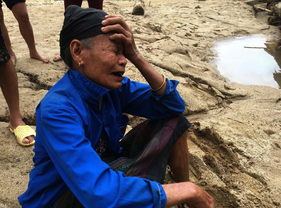 清化省官欣县灾民浑身无力。图自越通社