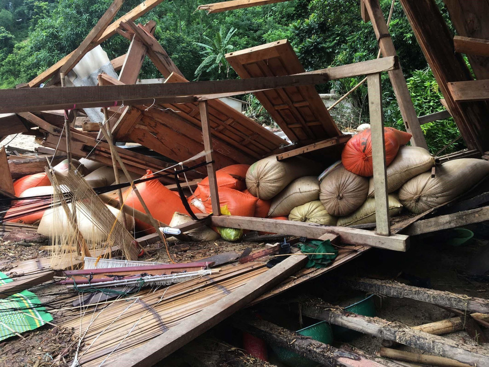 清化省关山县7个山区乡出现强降雨，因降雨量较大，该县那苗乡萨那村的200个户家庭被洪水孤立。