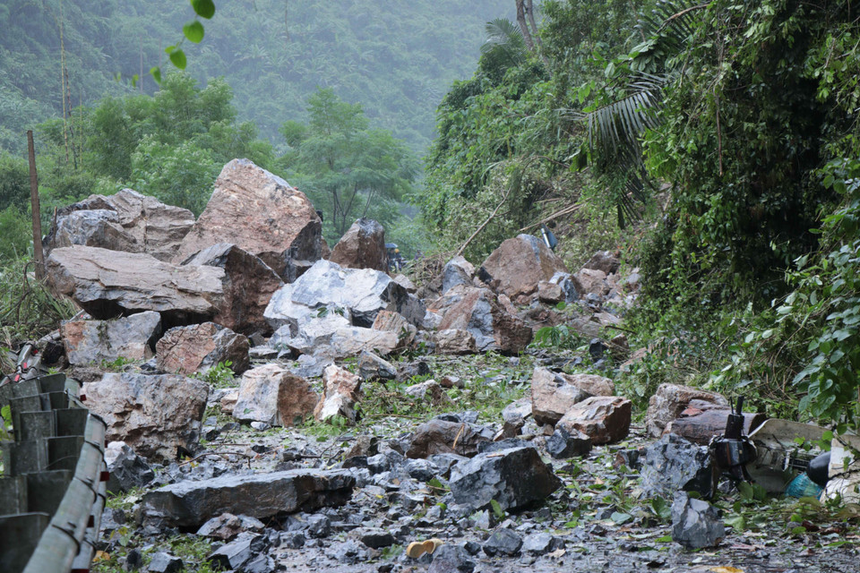 4日上午，该村继续出现山体滑坡现象。目前，北件-河内公路已被瘫痪。图自越通社