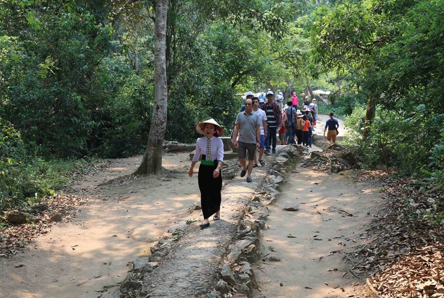 奠边府战场遗迹群吸引大批游客前来参观。越通社记者 春进 摄