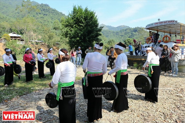 和平省芒族人进行锣钲表演。越南画报记者 越强 摄