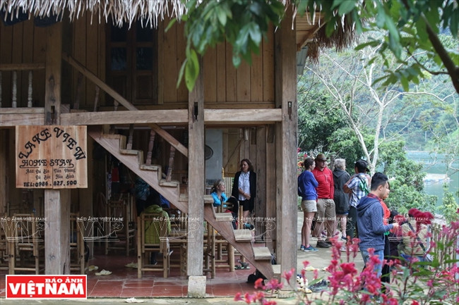 和平水库以其绮丽的自然山水风光吸引着众多国内外游客到访。越南画报记者 越强 摄