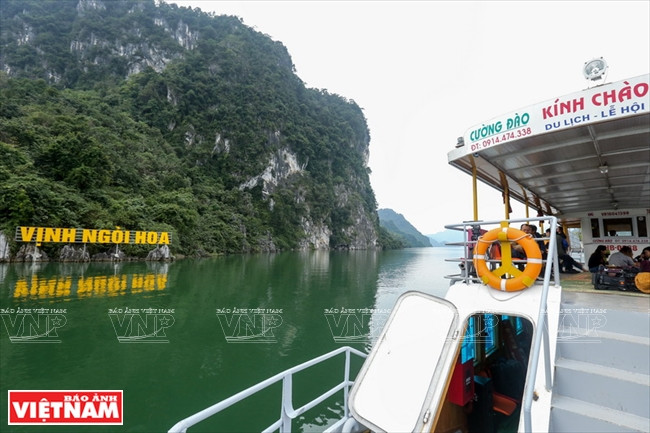 游客可以坐船观赏和平水库风景。越南画报记者 越强 摄