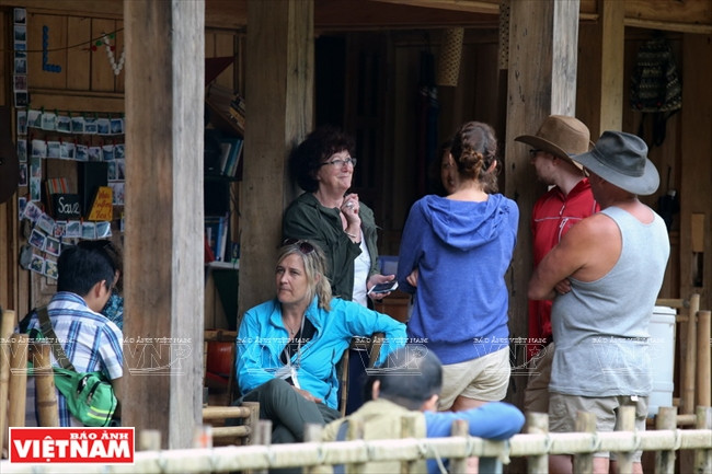 和平水库以其绮丽的自然山水风光吸引众多国内外游客到访。越南画报记者 越强 摄