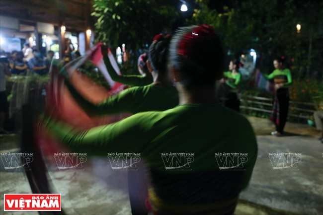 当地芒族姑娘进行舞蹈表演。越南画报记者 越强 摄