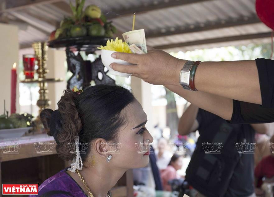 表演唱地娘调。越南画报记者 通海 摄