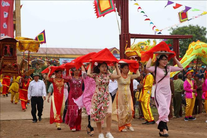 广大当地居民踊跃参加碗山籍田节。越通社记者 青松 摄