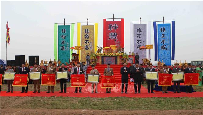 河南省人民委员会向模范村授予竞赛锦旗。越通社记者 青松 摄