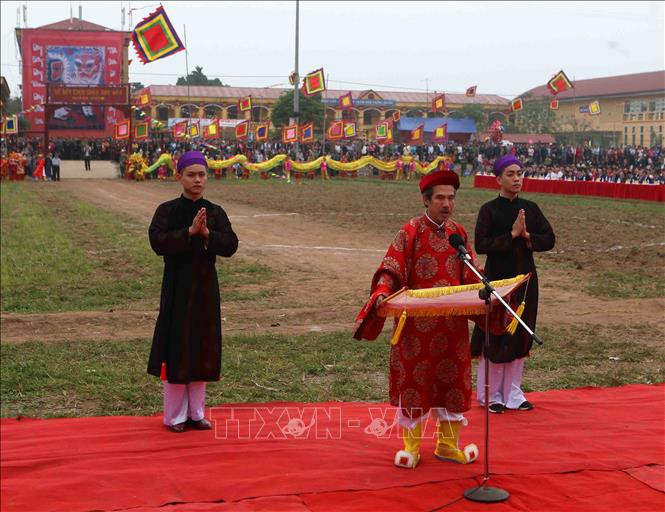 村老人代表宣布开会。越通社记者 青松 摄