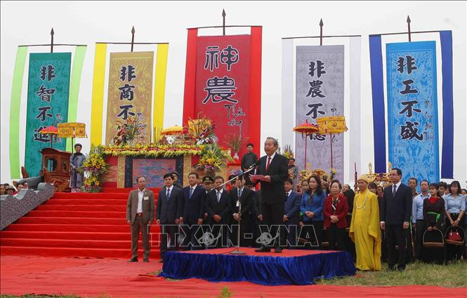 越共中央政治局委员、政府副总理张和平出席籍田节。越通社记者 青松 摄