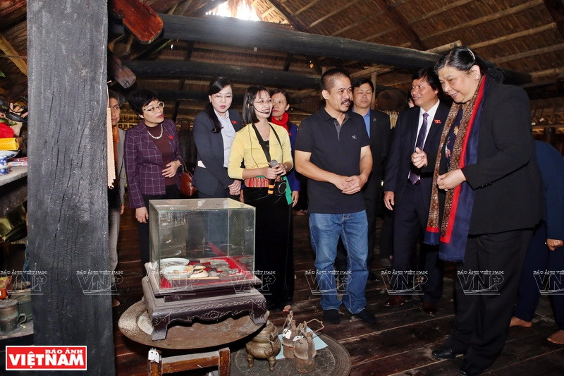 越南国会常务副主席从氏放参观和平省芒族文化空间博物馆的郎屋。越南画报记者 清江/功达 
