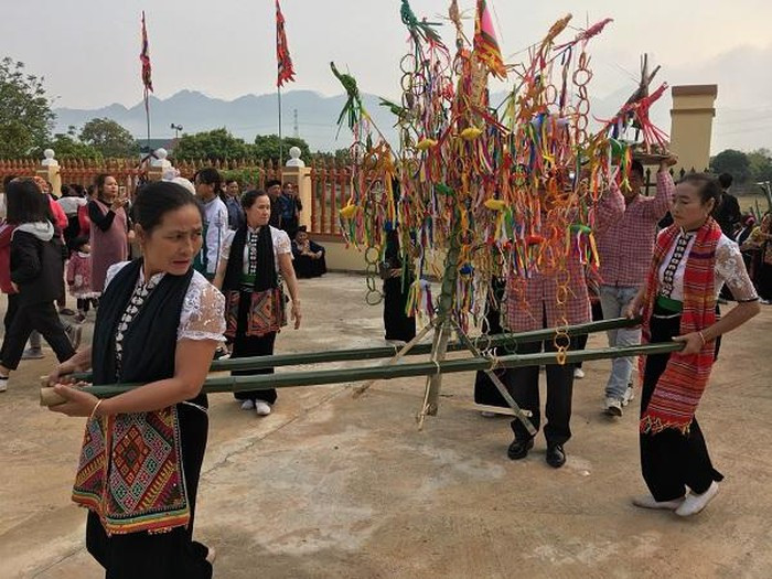 白傣族妇女立起迎春幡 图自互联网