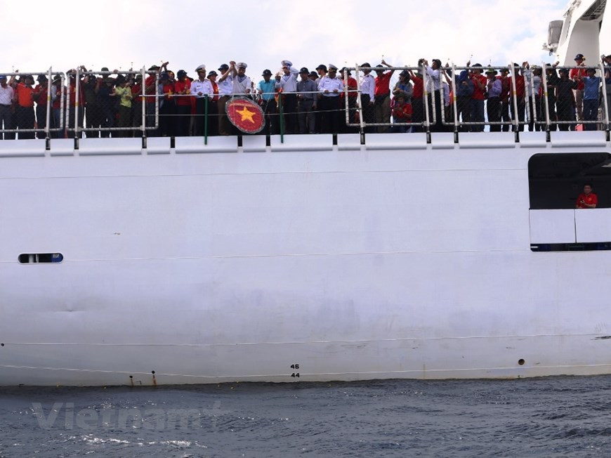 向烈士们敬献花圈。图自越通社