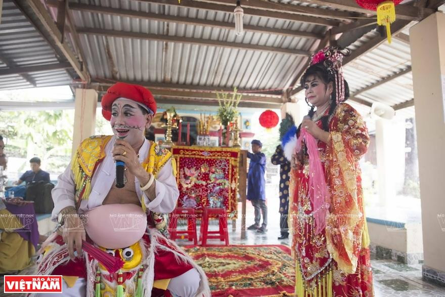 表演“蓬莱舞”以取悦五行新仁娘娘。越南画报记者 通海 摄