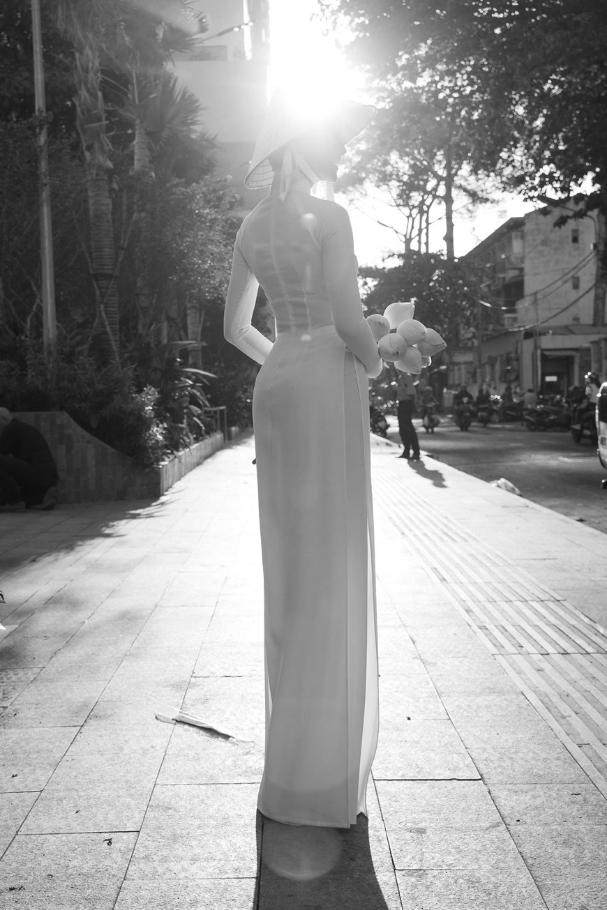 赫姮尼依在现场进行奥黛服装走秀。图自越通社